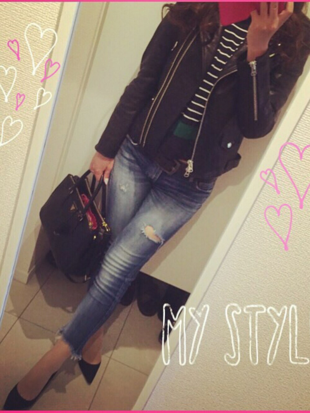 ブルー系のニット/セーター、ブラック系のハンドバッグ、ブラック系のパンプスを着用したレディースの春コーディネートの1枚目の写真