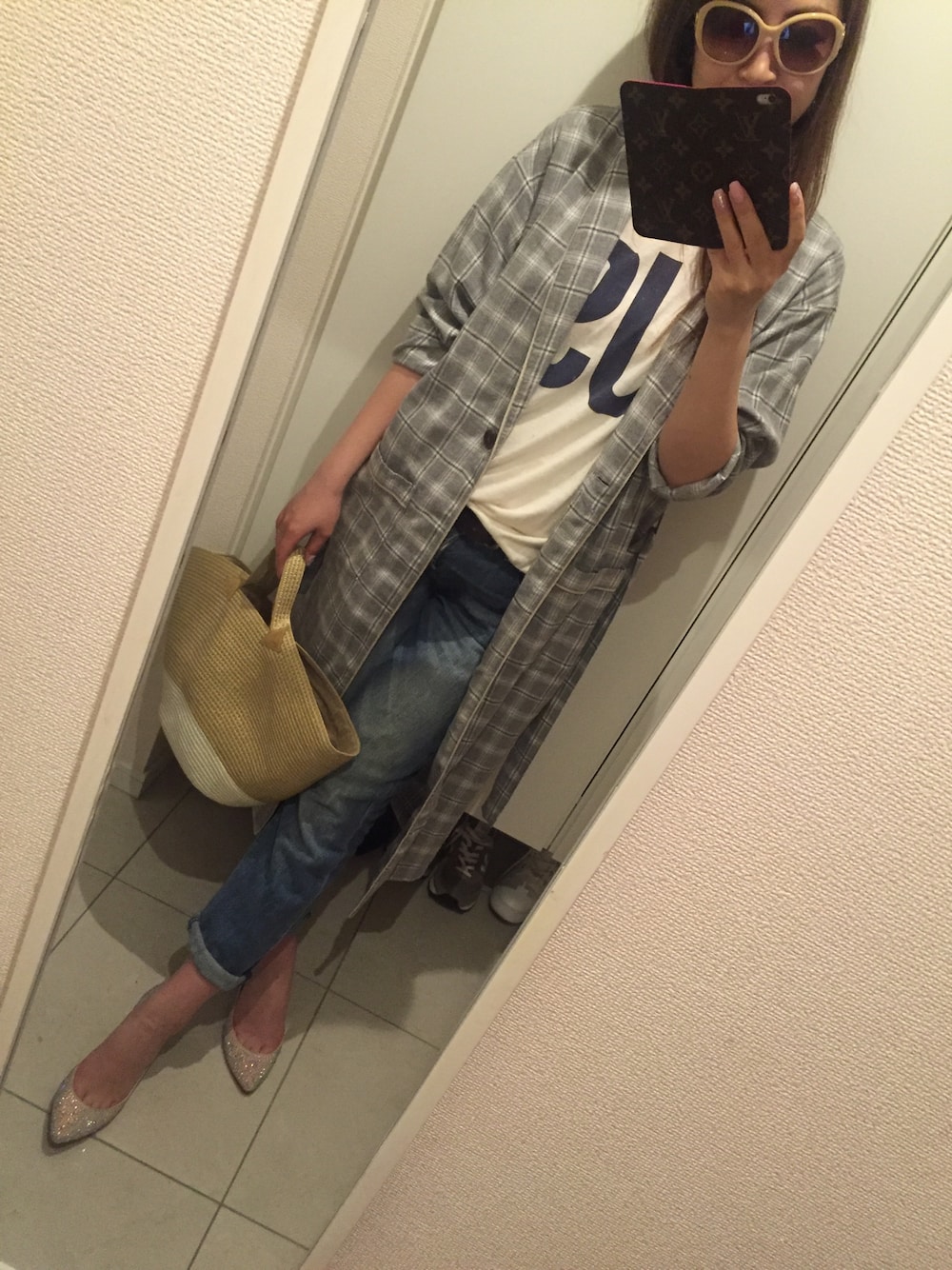 ホワイト系のTシャツ/カットソー、グレー系のその他アウター、ブルー系のデニムパンツを着用したレディースの春コーディネートの1枚目の写真