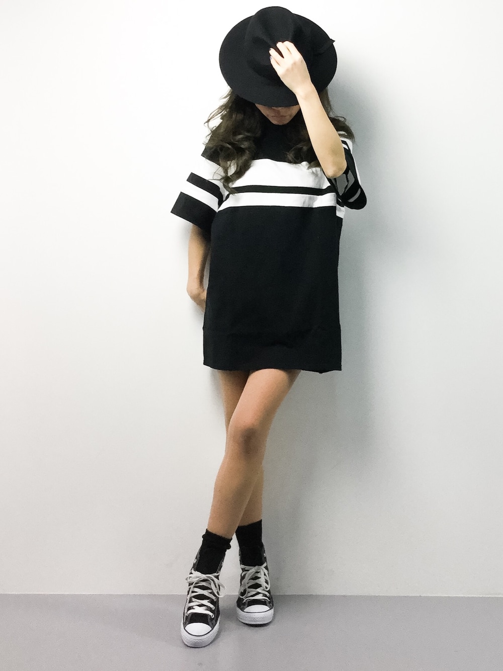 ブラック系のワンピースを着用したレディースの春コーディネートの1枚目の写真