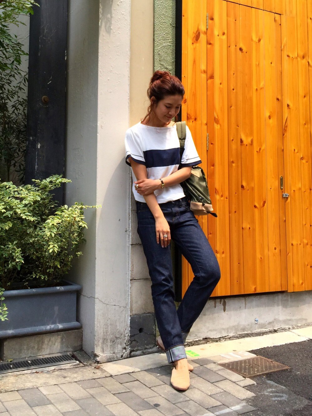 ホワイト系のTシャツ/カットソー、ブルー系のデニムパンツ、ベージュ系のシューズを着用したレディースの夏コーディネートの1枚目の写真