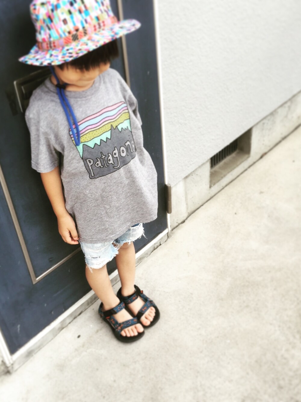 「kids、DENIM DUNGAREE、patagonia、teva、4歳」｜「patagoniaのアイテム（Tシャツ/カットソー、グレー系）」を使った、NAGIさん（キッズ・110cm）の夏コーディネートの1枚目の写真