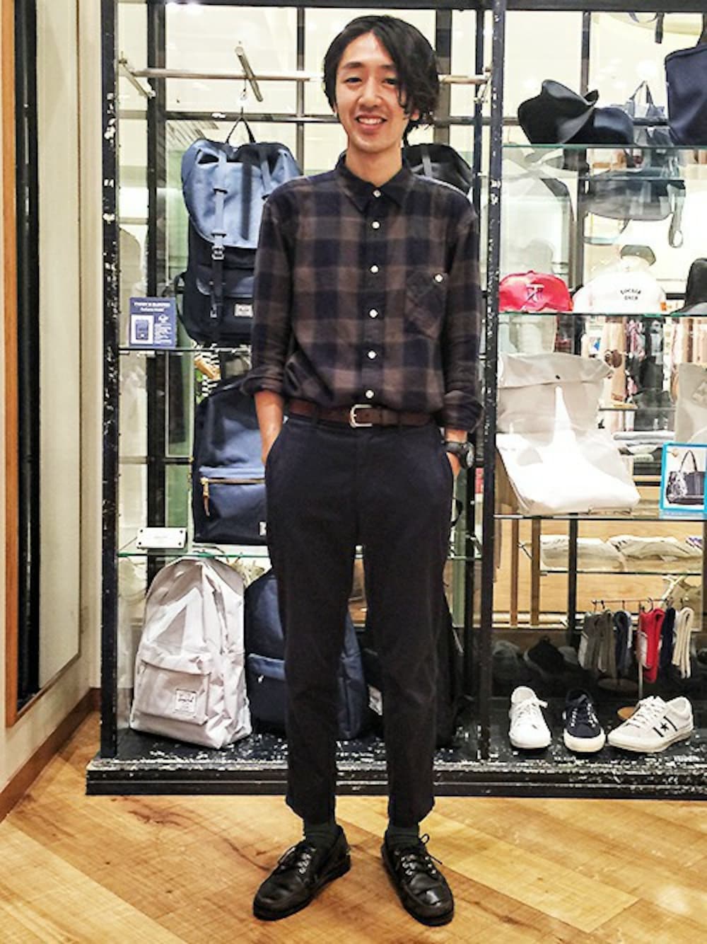 グリーン系のシャツ/ブラウス、ブルー系のチノパンツを着用したメンズの秋コーディネートの1枚目の写真