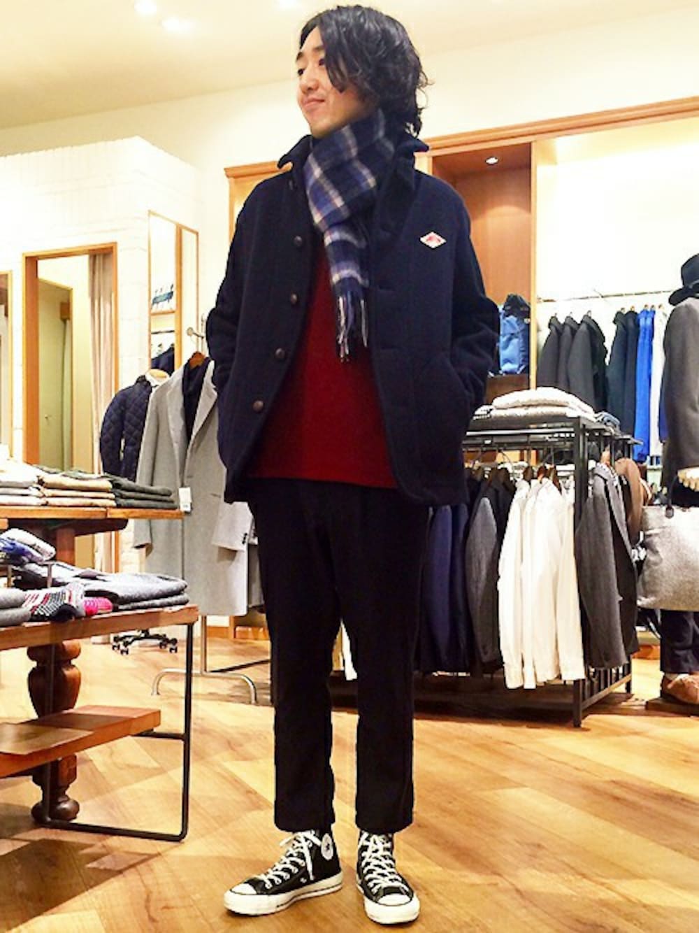 レッド系のTシャツ/カットソー、ブルー系のスラックス、ブルー系のマフラーを着用したメンズの冬コーディネートの1枚目の写真