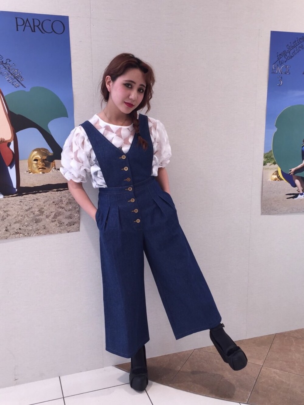 ブルー系のワンピース、ホワイト系のTシャツ/カットソーを着用したレディースの冬コーディネートの1枚目の写真