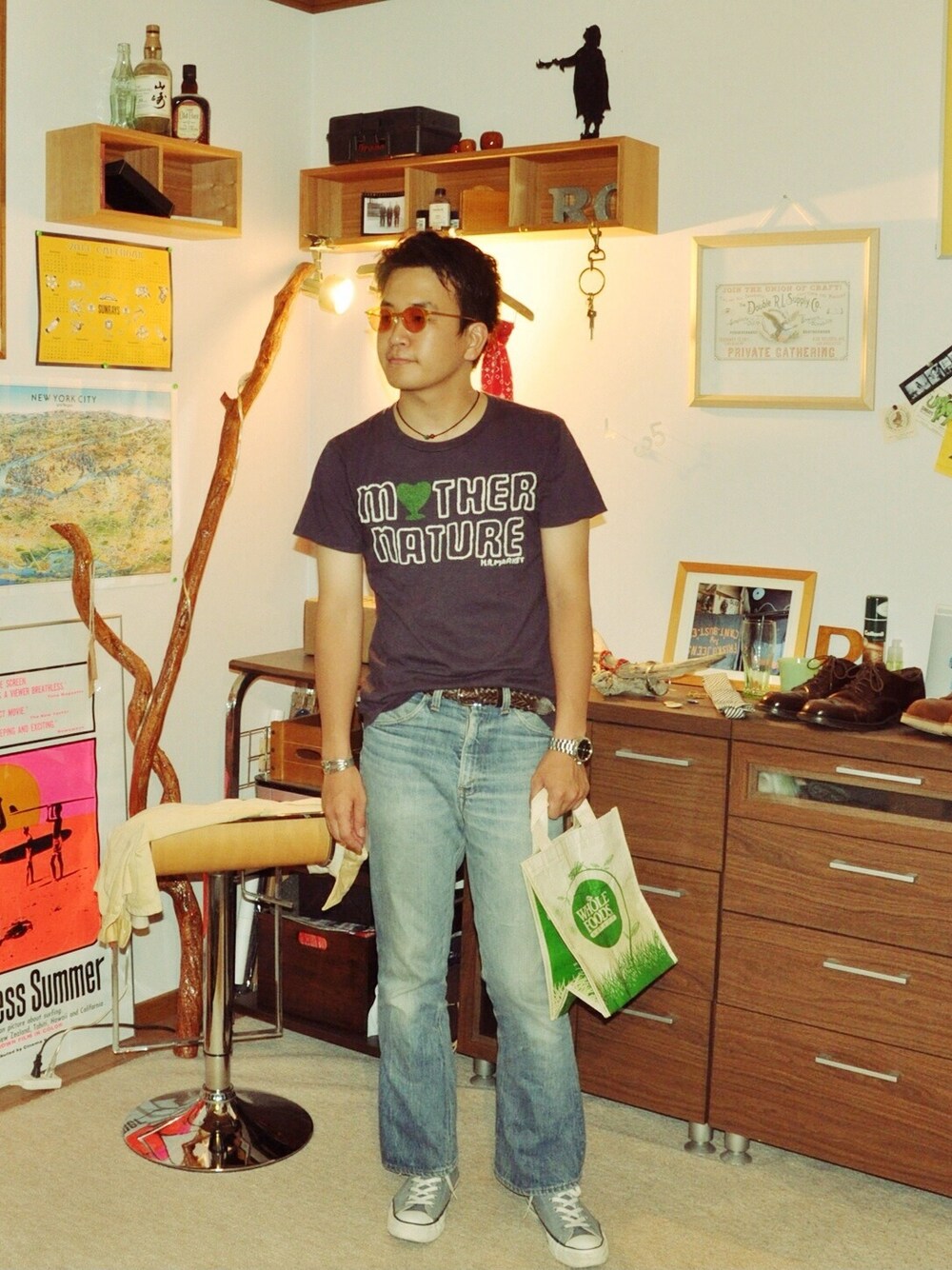 「converse、サングラス、フレア、Levi's、エコバッグ、白山眼鏡、Tシャツ×デニム」｜「27/9 ターコイズMIXチョーカー（ネックレス、その他）」を使った、ryosukeさん（メンズ・177cm）の夏コーディネートの1枚目の写真