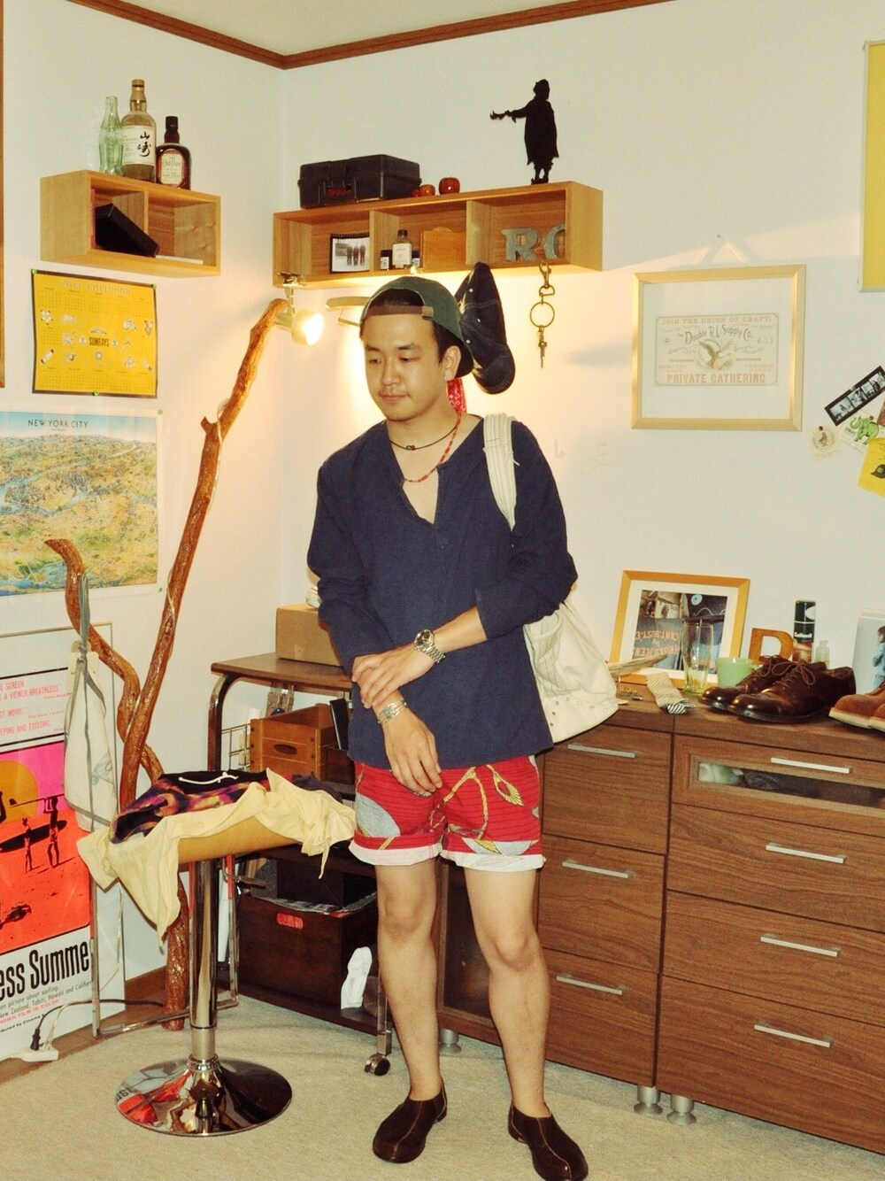「トートバッグ、柄パンツ、サンダル、古着MIX」｜「GramicciのGramicci Shorts グラミチ ショートパンツ 
（その他パンツ、レッド系）」を使った、ryosukeさん（メンズ・177cm）の夏コーディネートの1枚目の写真