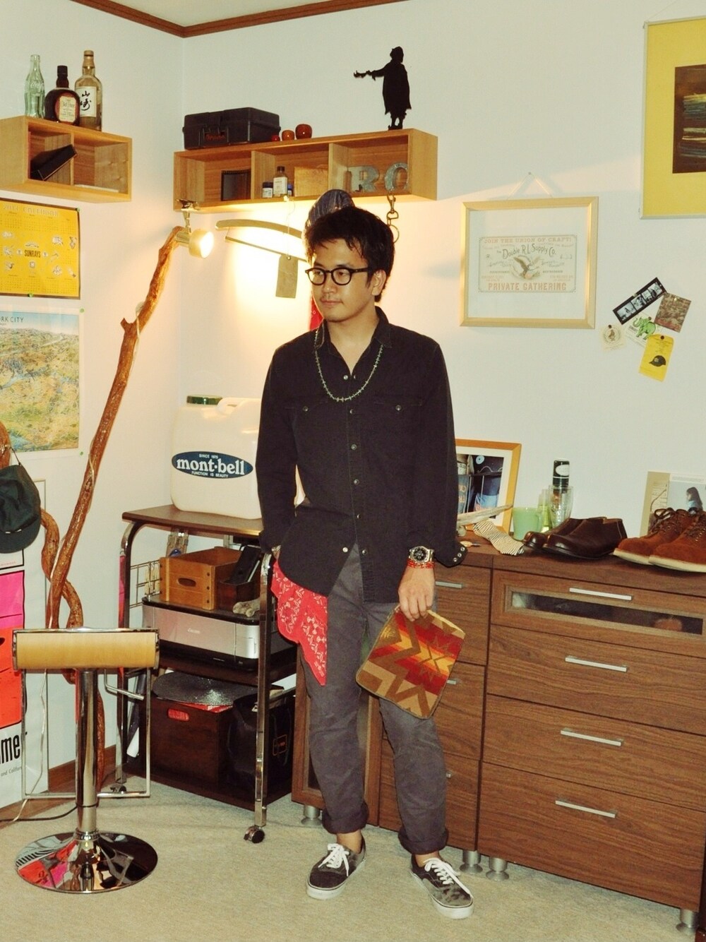 「スニーカー、オールブラック、バンダナ、インディアンジュエリー、シャツスタイル、アンクレット」｜「Colina Yazzie - Nugget Necklace -
（ネックレス、ブルー系）」を使った、ryosukeさん（メンズ・177cm）の夏コーディネートの1枚目の写真