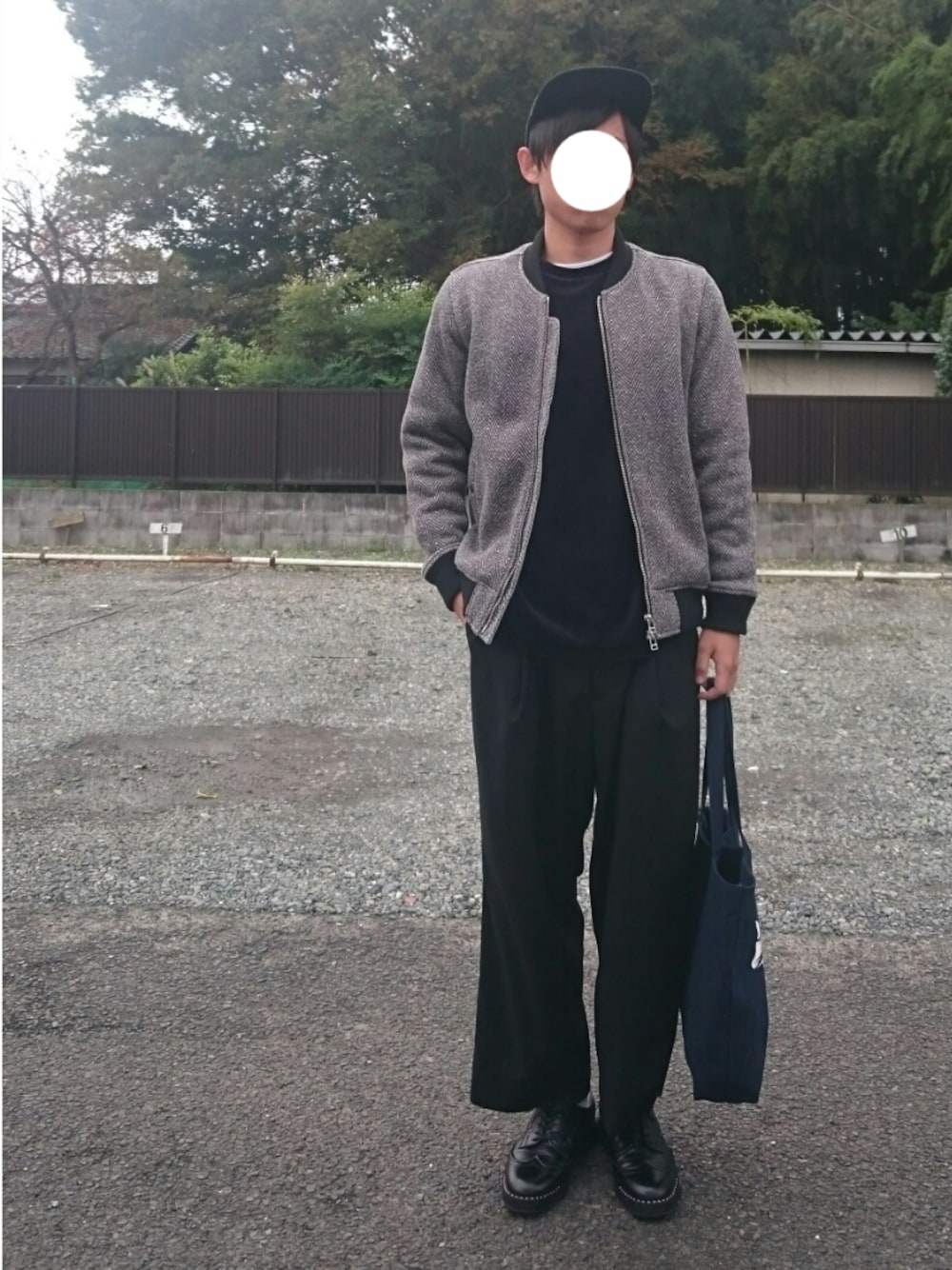 ブルー系のTシャツ/カットソー、グレー系のブルゾン、ブルー系のトートバッグを着用したメンズの秋コーディネートの1枚目の写真