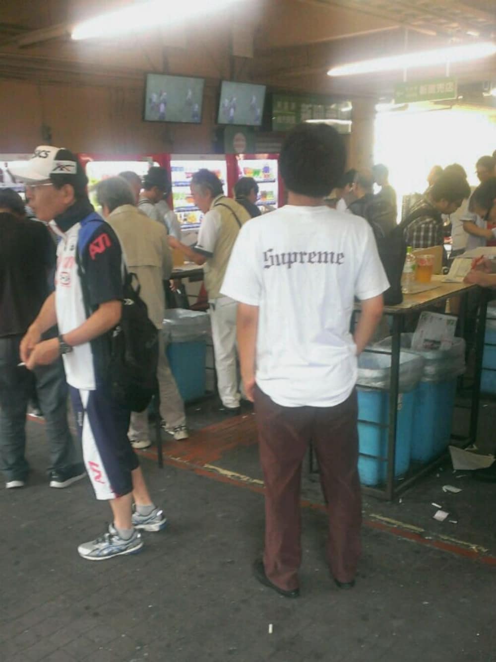 「ストリート、競馬場、シュプリーム」｜「Supreme のアイテム（Tシャツ/カットソー、ホワイト系）」を使った、Yokkoiさん（メンズ・170cm）の夏コーディネートの1枚目の写真