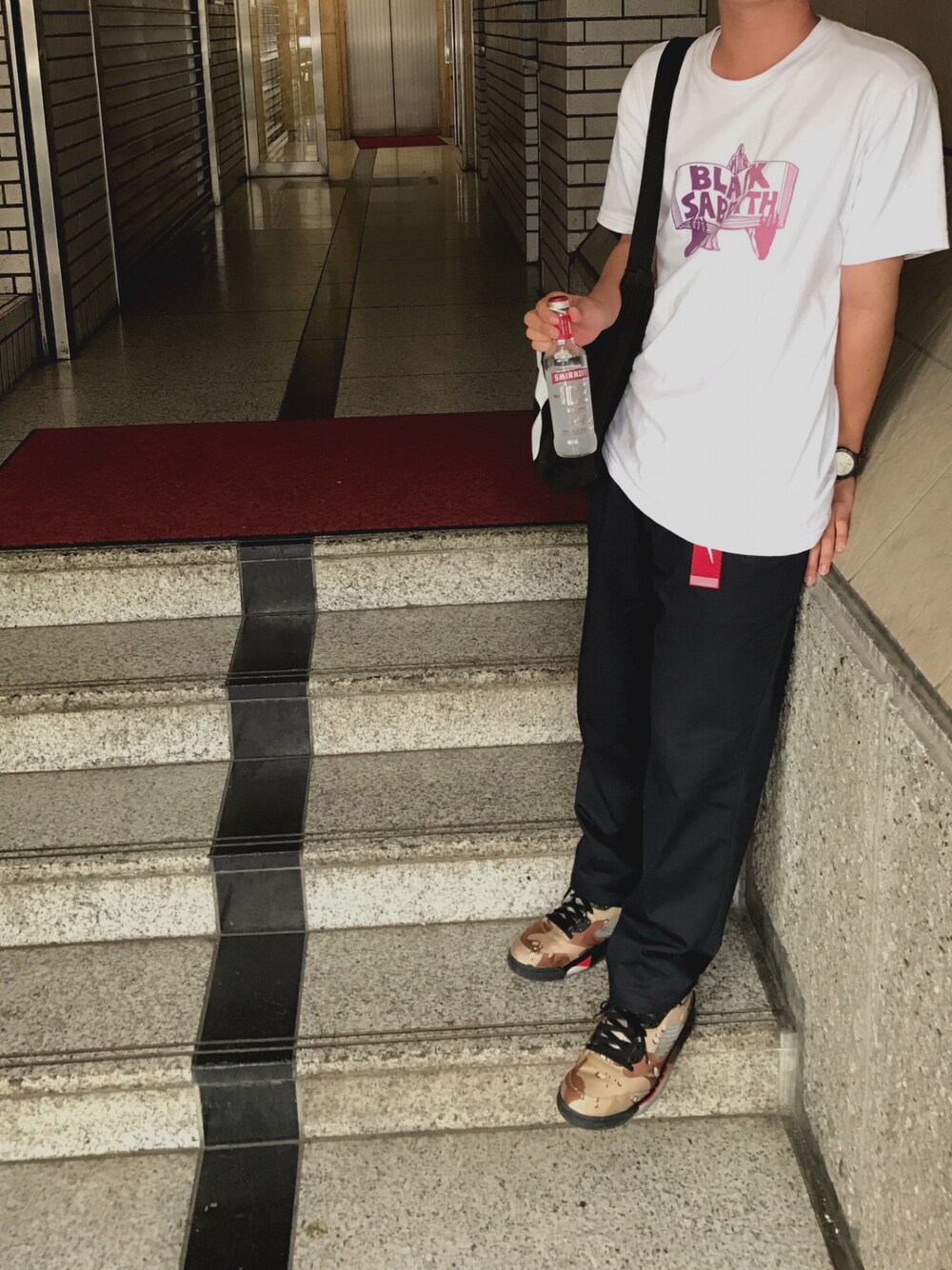 「シンプル、ストリート、白Tシャツ、supreme、NIKE、Jordan」｜「Supreme のアイテム（スニーカー、ベージュ系）」を使った、Yokkoiさん（メンズ・170cm）の秋コーディネートの1枚目の写真