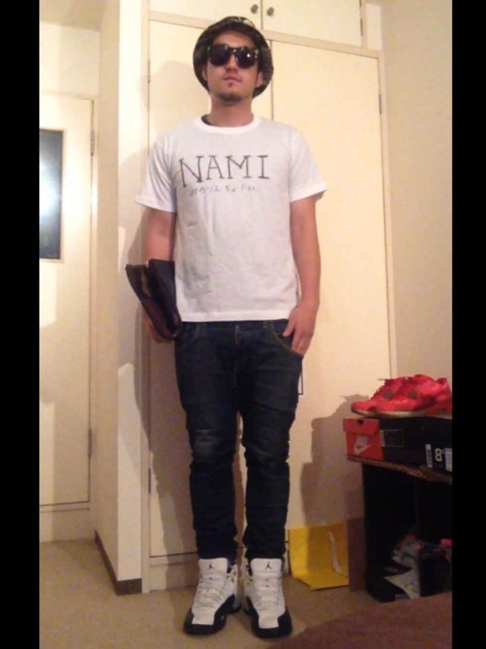 「クラッチバッグ、AIR JORDAN、バケットハット、ぺろーん再、自前のnami T」｜「ミニストップのnami T(自前)（Tシャツ/カットソー、ホワイト系）」を使った、shuuunさん（メンズ・170cm）の夏コーディネートの1枚目の写真