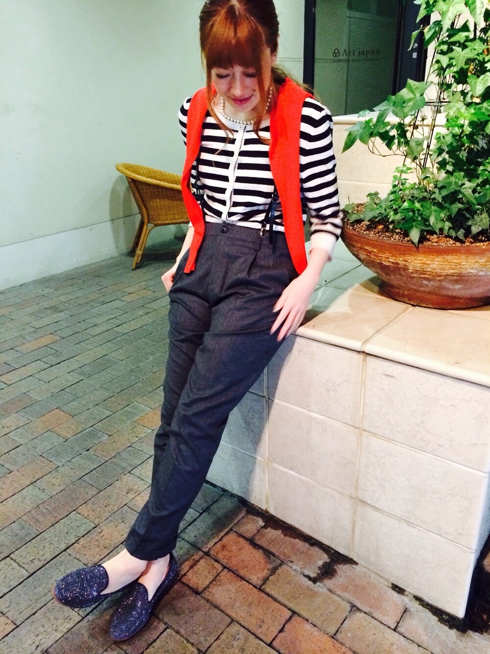 ブルー系のその他シューズを着用したレディースの冬コーディネートの1枚目の写真