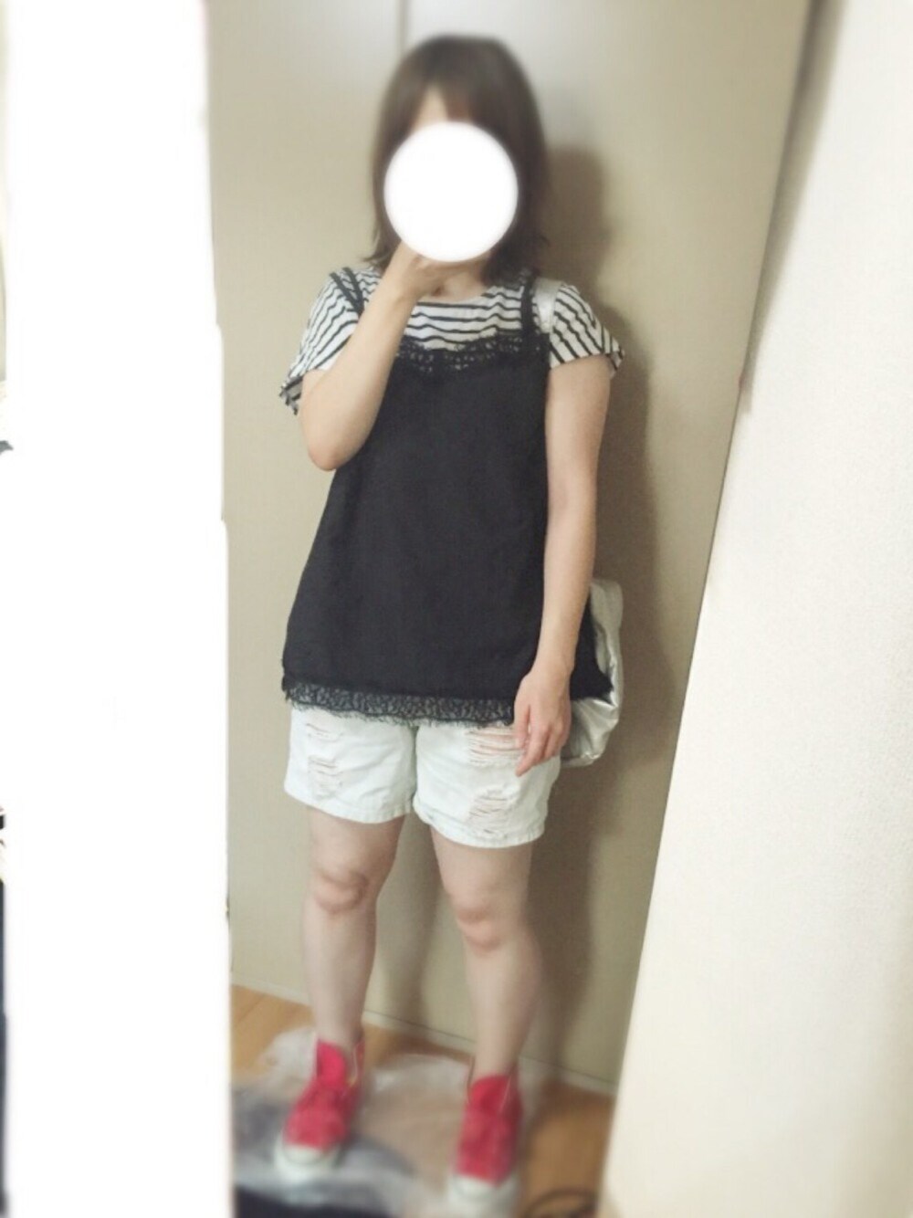 ブラック系のTシャツ/カットソー、シルバー系のバックパック/リュック、その他のデニムパンツを着用したレディースの夏コーディネートの1枚目の写真