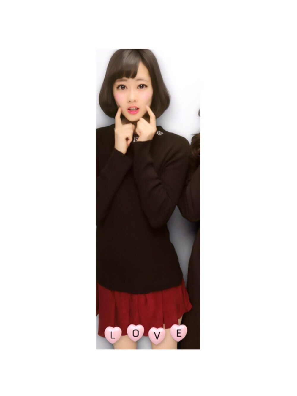 ブラック系のニット/セーター、レッド系のスカート、ブラウン系のシューズを着用したレディースの冬コーディネートの1枚目の写真