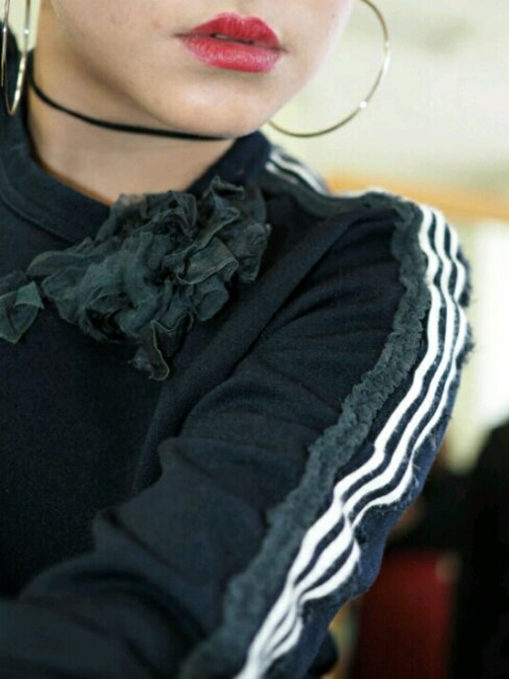 「COMME des GARCONS、リメイク、ootd、fashion、ブラック、モノトーンコーデ、フープピアス、チョーカー、赤リップ、オトナカジュアル」｜「COMME des GARCONSのアイテム（Tシャツ/カットソー、ブラック系）」を使った、 Saiさん（レディース・151cm）の春コーディネートの1枚目の写真