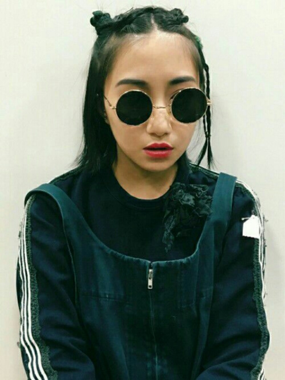 「COMME des GARCONS、リメイク、ワイズ、つなぎ、オールインワン、秋、モノトーン、ヘアアレンジ、丸サングラス、大人カジュアル」｜「COMME des GARCONSのアイテム（Tシャツ/カットソー、ブラック系）」を使った、 Saiさん（レディース・151cm）の秋コーディネートの1枚目の写真
