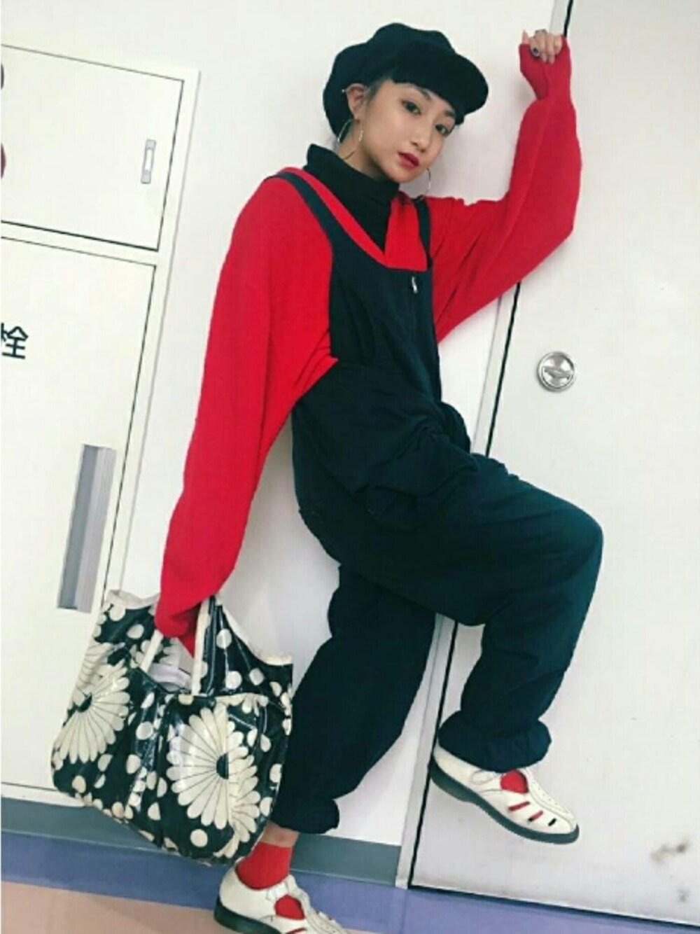 「ニット、つなぎ、ビッグシルエット、キャスケット、カジュアル、LACOSTE、ワイズ、ドクターマーチン、サーマル、bukht」｜「bukhtのBIG WAFFELE -TTN（Tシャツ/カットソー、ブラック系）」を使った、 Saiさん（レディース・151cm）の秋コーディネートの1枚目の写真