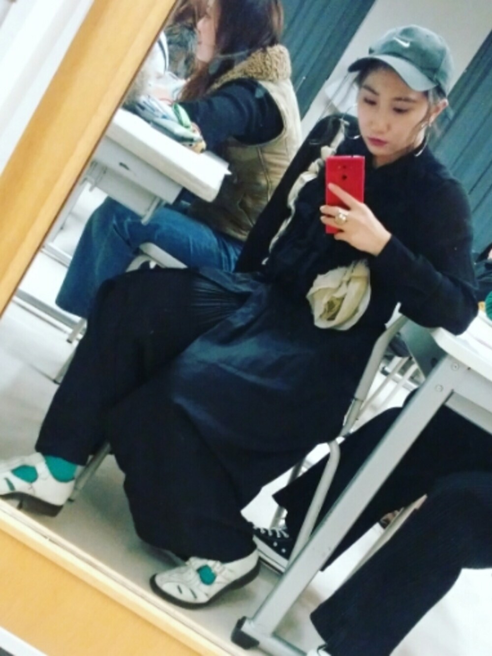 「大人カジュアル、ブラック、パンツスタイル、COMME des GARCONS、MM6、Maison Margiela、全身黒、ドクターマーチン、NIKE、キャップ」｜「MM6 Maison Martin Margielaのアイテム（その他パンツ、ブラック系）」を使った、 Saiさん（レディース・151cm）の冬コーディネートの1枚目の写真