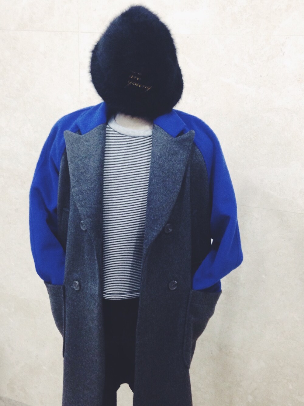 グレー系のトップス、ブラック系のその他を着用したレディースの冬コーディネートの1枚目の写真