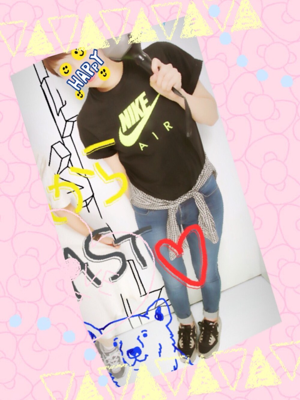 「カジュアル、ライブ、Tシャツ、スニーカー」｜「NIKEのアイテム（Tシャツ/カットソー、ブラック系）」を使った、くるみさん（レディース・166cm）の春コーディネートの1枚目の写真