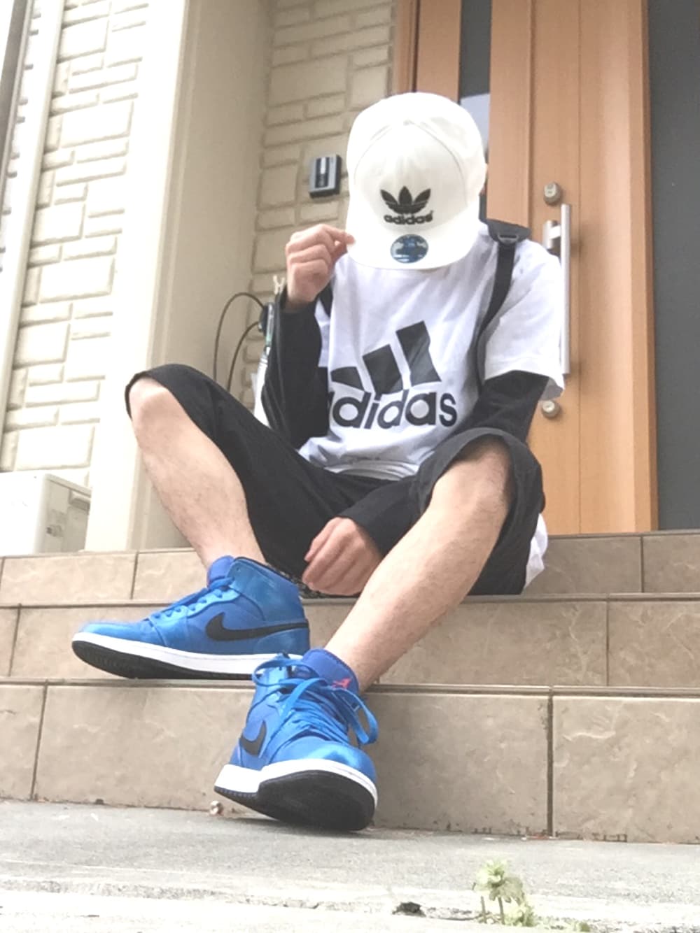 「adidasのアイテム（その他、ホワイト系）」を使った、たそさん（メンズ・165cm）の春コーディネートの1枚目の写真