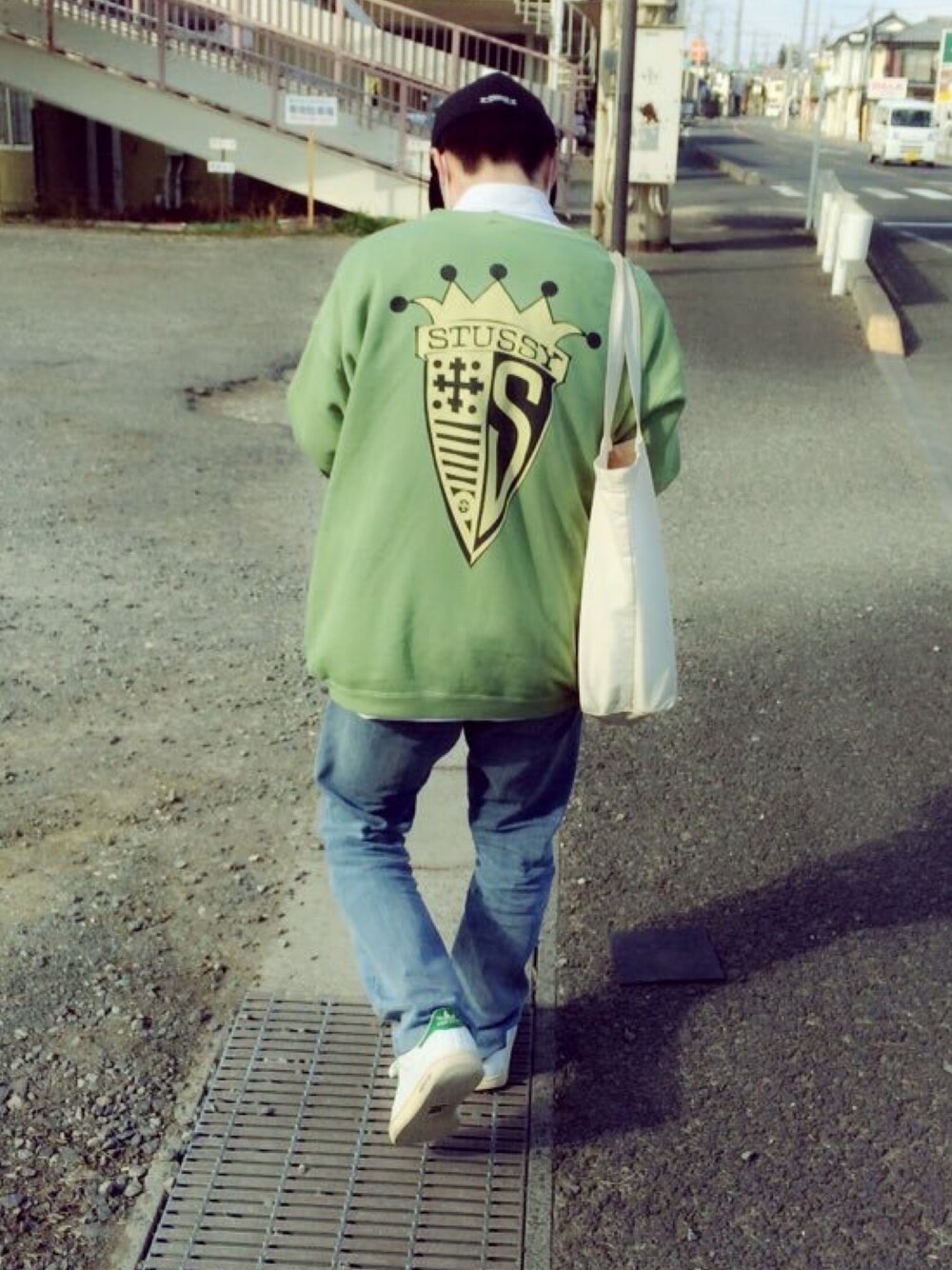 「stussy、ユニクロ、adidas、Adidas stan smith、オーバーサイズ」｜「STUSSYのアイテム（スウェット、グリーン系）」を使った、えっぐまんさん（メンズ・166cm）の春コーディネートの1枚目の写真