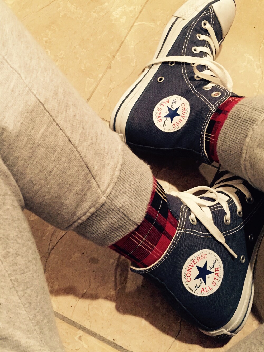 「コンバース、スウェットパンツ」｜「CONVERSEのCONVERSE / CVS ALL STAR HI（スニーカー、ブルー系）」を使った、アイリさん（レディース・153cm）の冬コーディネートの1枚目の写真