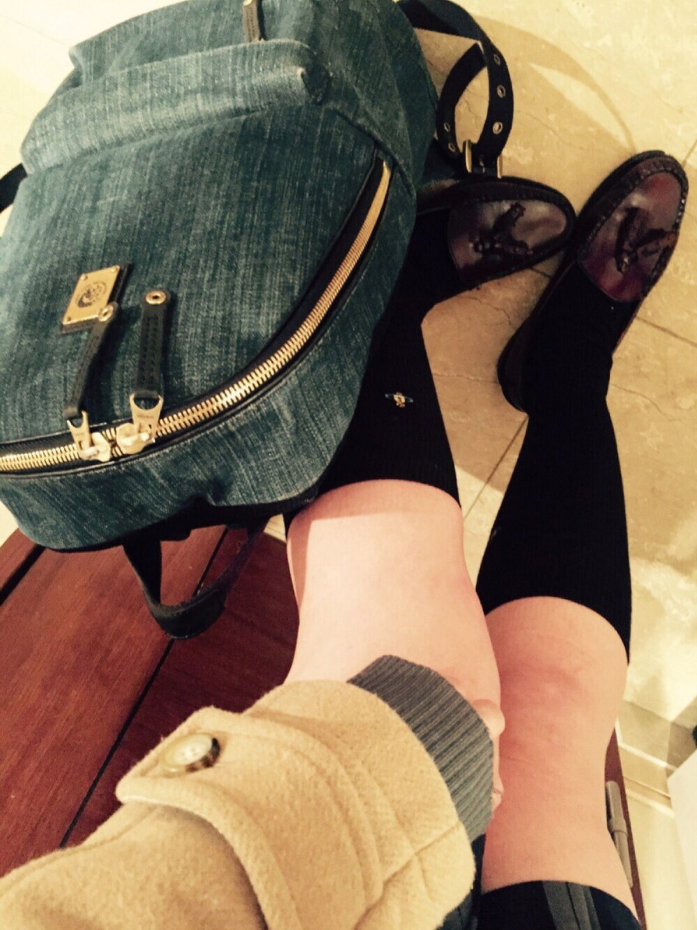 「ラフ、スカート、ハイソックス、ローファー、ダッフルコート、ディーゼル、デニム」｜「DIESELのROCKIN’DENIM CLUBBER - backpack（バックパック/リュック、ブルー系）」を使った、アイリさん（レディース・153cm）の冬コーディネートの1枚目の写真