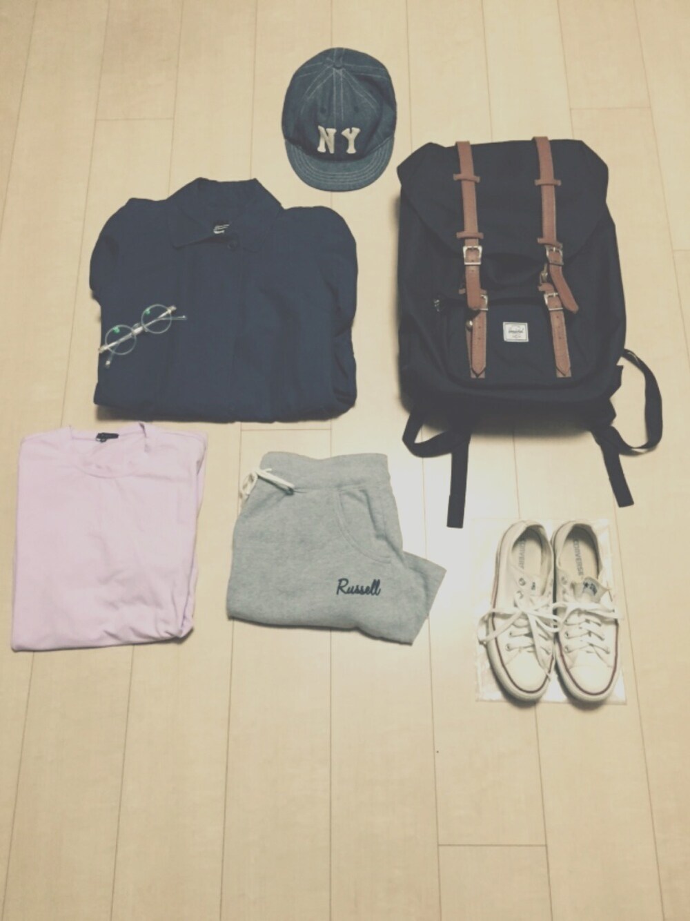 「春、ラフ、コンバース、リュック、スエット、古着、古着MIX、ピンク」｜「CONVERSEのconverse コンバース ALL STAR OX オールスター OX 3216 WHITE(US) （スニーカー、ホワイト系）」を使った、アイリさん（レディース・153cm）の冬コーディネートの1枚目の写真