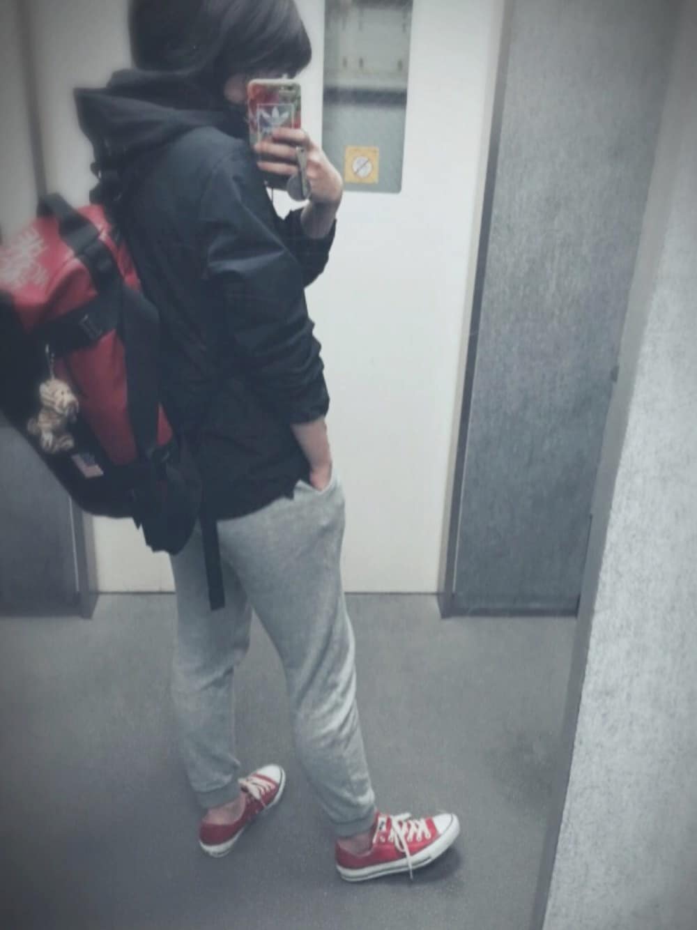 「ノースフェイス、スエット、コンバース、スニーカー、ちょっとそこまで」｜「THE NORTH FACEのザ・ノース・フェイス　ウィメンズマウンテンジャケット　/　クライムライトジャケット（マウンテンパーカー、ブラック系）」を使った、アイリさん（レディース・153cm）の春コーディネートの1枚目の写真