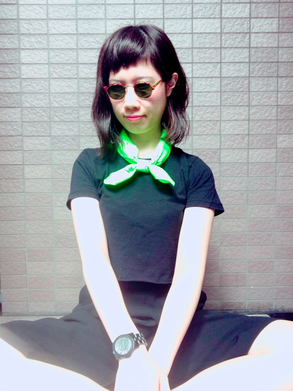 ブラック系のTシャツ/カットソー、ブラック系のその他パンツ、グリーン系のマフラーを着用したレディースの夏コーディネートの1枚目の写真