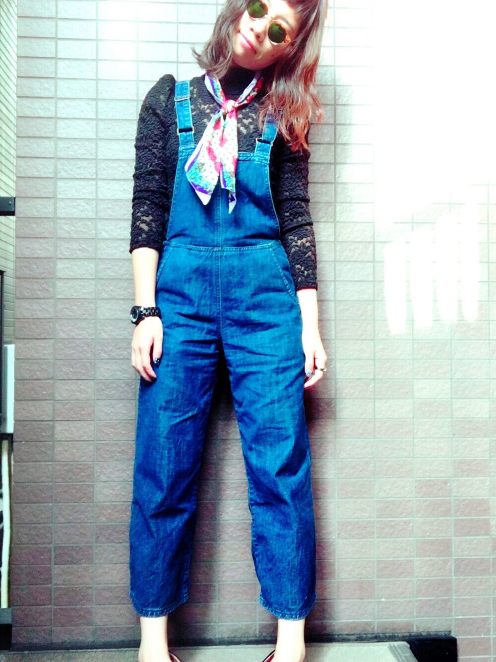 ブラック系のトップス、ブルー系のつなぎ/オールインワン、パープル系のマフラーを着用したレディースの秋コーディネートの1枚目の写真