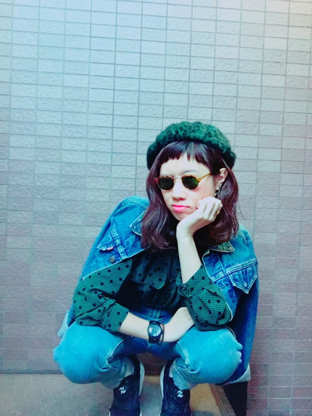 グリーン系のシャツ/ブラウス、ブルー系のデニムジャケット、ブルー系のデニムパンツを着用したレディースの秋コーディネートの1枚目の写真