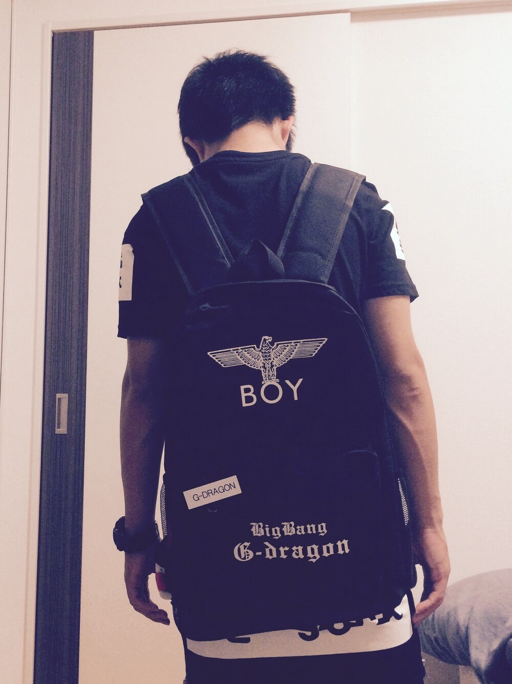 ブラック系のバックパック/リュック、ブラック系のシャツ/ブラウス、ブラック系のアナログ腕時計を着用したメンズの秋コーディネートの1枚目の写真