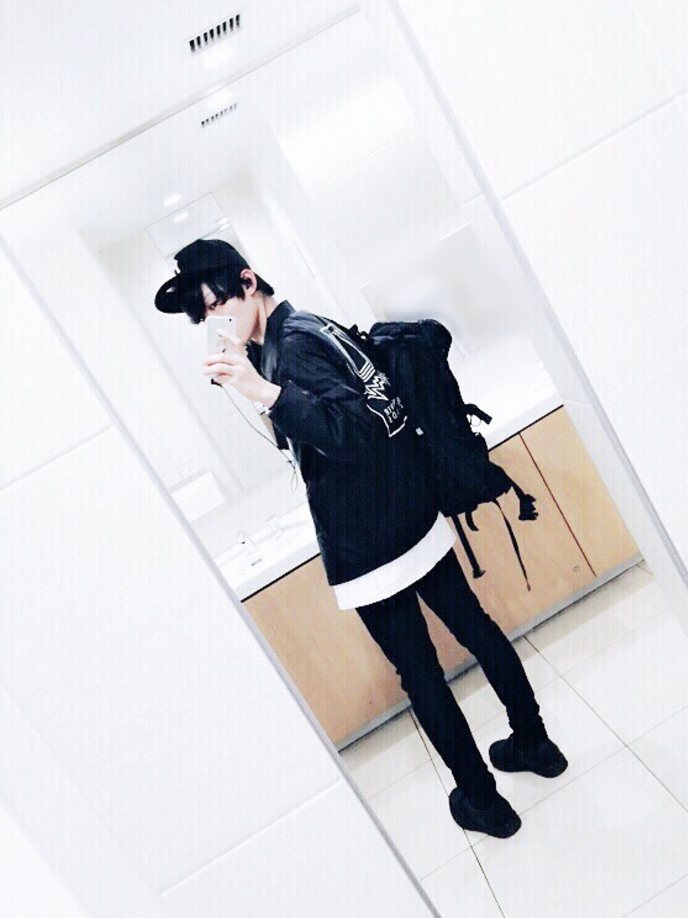 「UNDER COVER、UNIQLO、NEWERA、コーチジャケット、キャップ、スキニーデニム、Dr.Martens、Tシャツ、黒リュック、秋のコーデ」｜「NEWERA EK COLLECTIONのアイテム（キャップ、ブラック系）」を使った、わたるさん（メンズ・173cm）の秋コーディネートの1枚目の写真