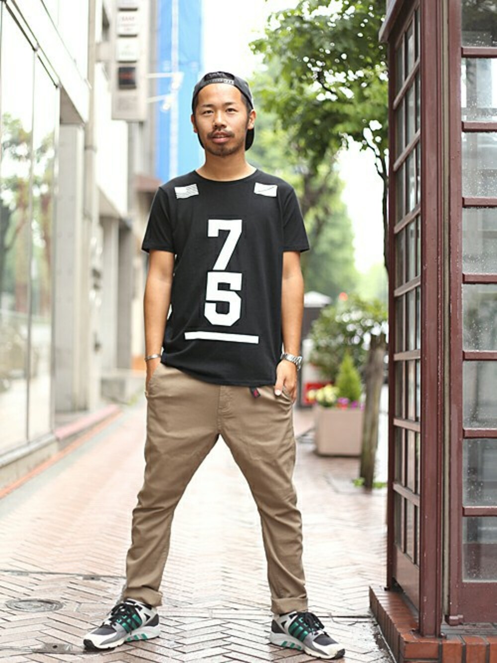「adidas、グラミチ、プリントT」｜「And Aの｜BIG縦ナンバリングTEE/T0406（Tシャツ/カットソー、ブラック系）」を使った、Kameさん（メンズ・177cm）の春コーディネートの1枚目の写真