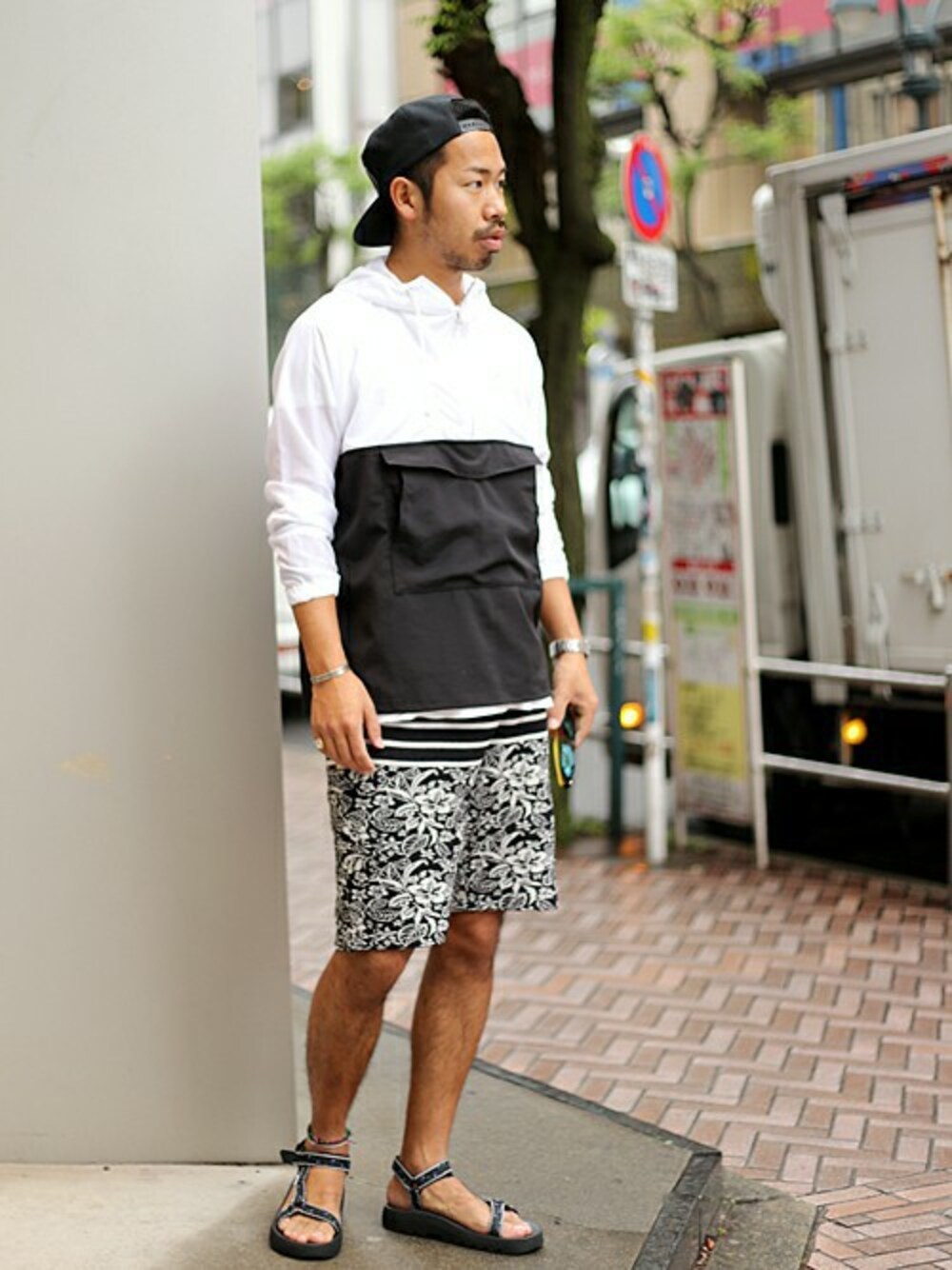 「ショートパンツ、anapau、ナイロンパーカー、And A、casselini」｜「And AのWAVEサンダル（サンダル、ブラック系）」を使った、Kameさん（メンズ・177cm）の夏コーディネートの1枚目の写真
