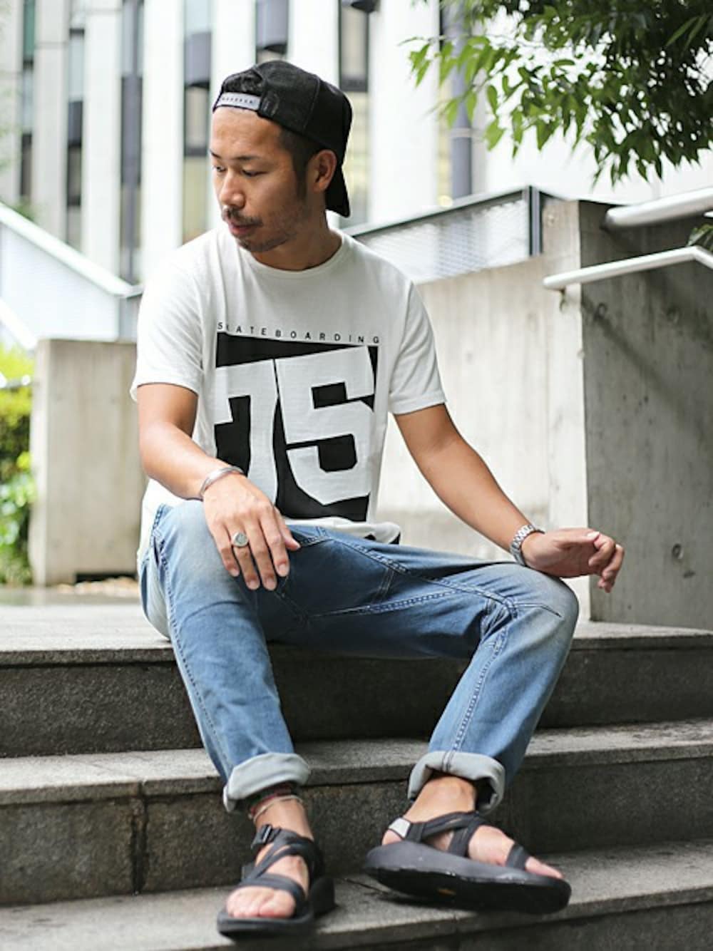 「ジーンズ、キャップ、Tシャツ、chaco、サンダル、GRAMICCI、Tシャツ×デニム」｜「And Aの｜SKATEBOADINGナンバーTEE（Tシャツ/カットソー、ホワイト系）」を使った、Kameさん（メンズ・177cm）の夏コーディネートの1枚目の写真