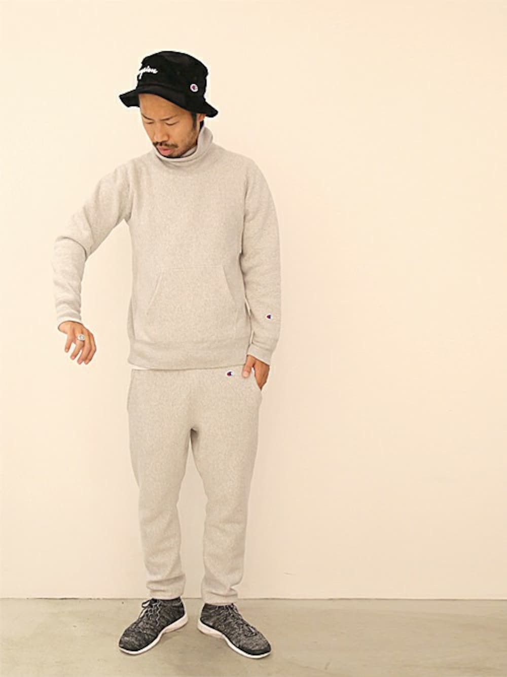 「スウェットパンツ、スウェット、別注、Champion、リバースウィーブ、セットアップスタイル」｜「NIKEのNIKE FREE FLYKNIT CHUKKA（スニーカー、ブラック系）」を使った、Kameさん（メンズ・177cm）の夏コーディネートの1枚目の写真