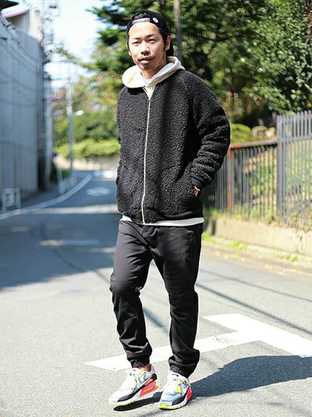「パーカー、モノトーン、ボアジャケット、GRAMICCI、NIKE AIR MAX」｜「And Aのイージーストレッチテイパード (GRAMICCI)（その他パンツ、ブラック系）」を使った、Kameさん（メンズ・177cm）の秋コーディネートの1枚目の写真
