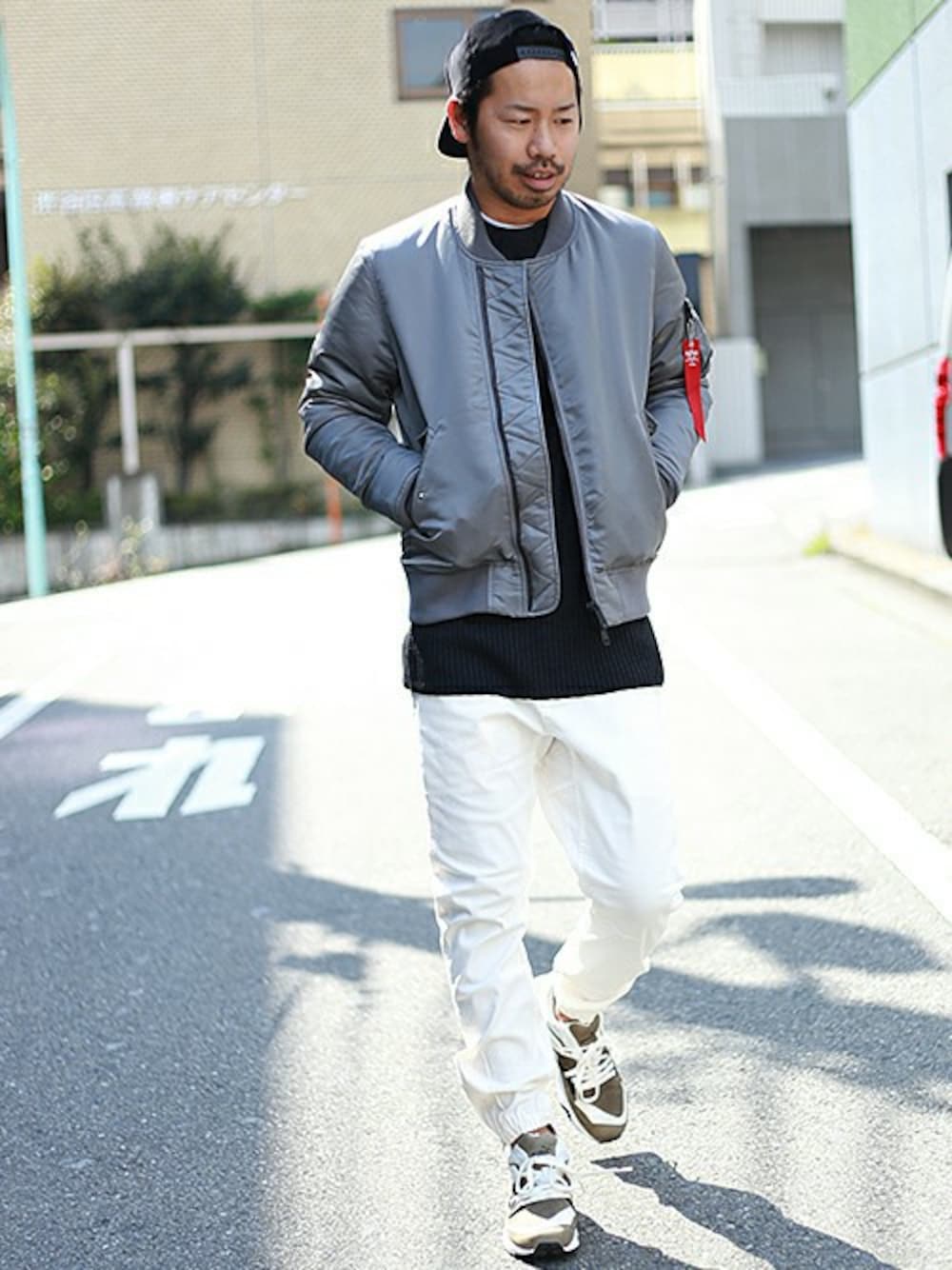 「テーパードパンツ、ライダース、MA-1、PUMA、グラミチ、GRAMICCI、alpha」｜「And Aのイージーストレッチテイパード (GRAMICCI)（その他パンツ、ホワイト系）」を使った、Kameさん（メンズ・177cm）の秋コーディネートの1枚目の写真