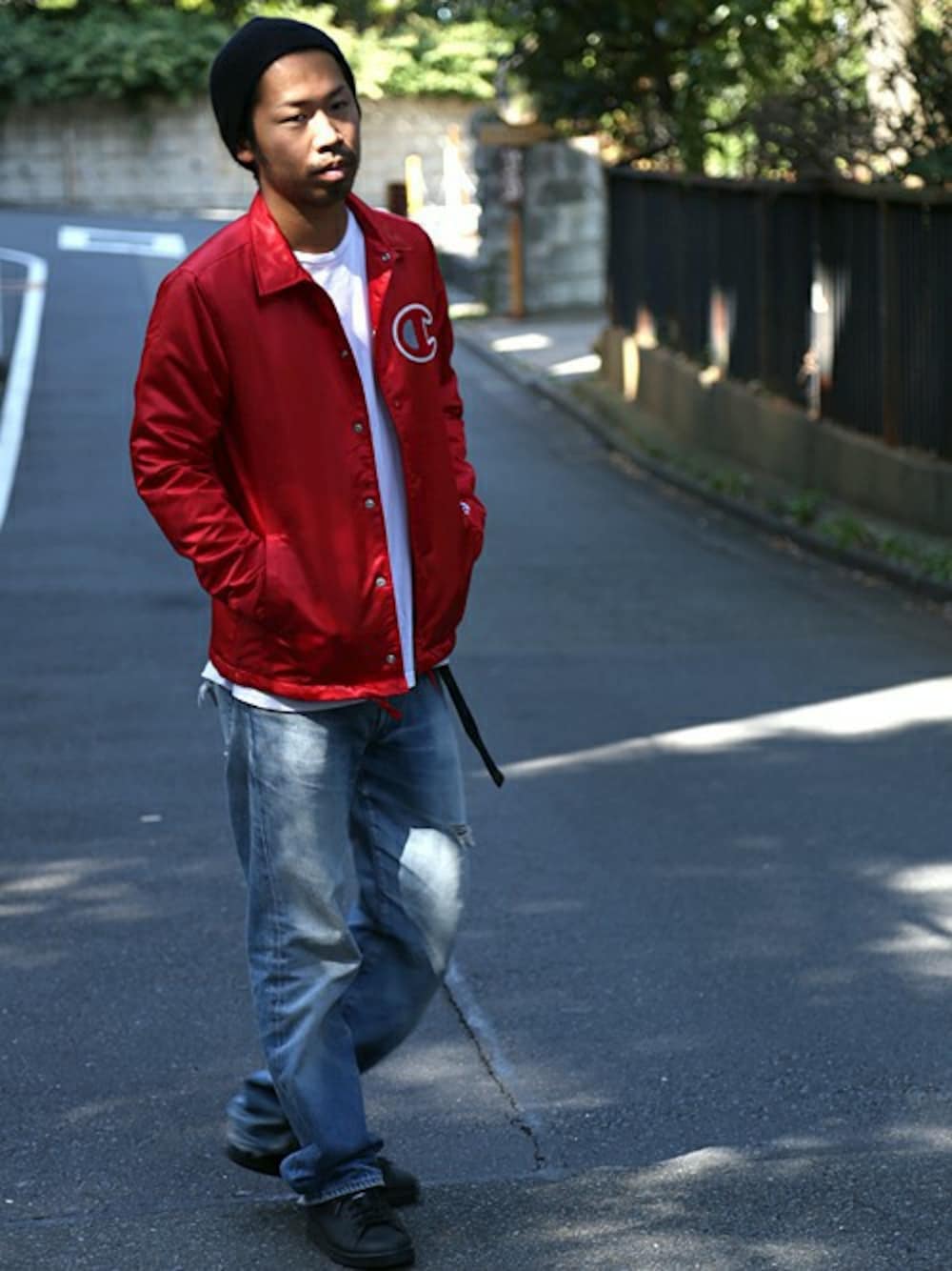 「別注、Champion」｜「And Aの｜Champion/チャンピオン×And A 別注 コーチジャケット（ナイロンジャケット、レッド系）」を使った、Kameさん（メンズ・177cm）の秋コーディネートの1枚目の写真