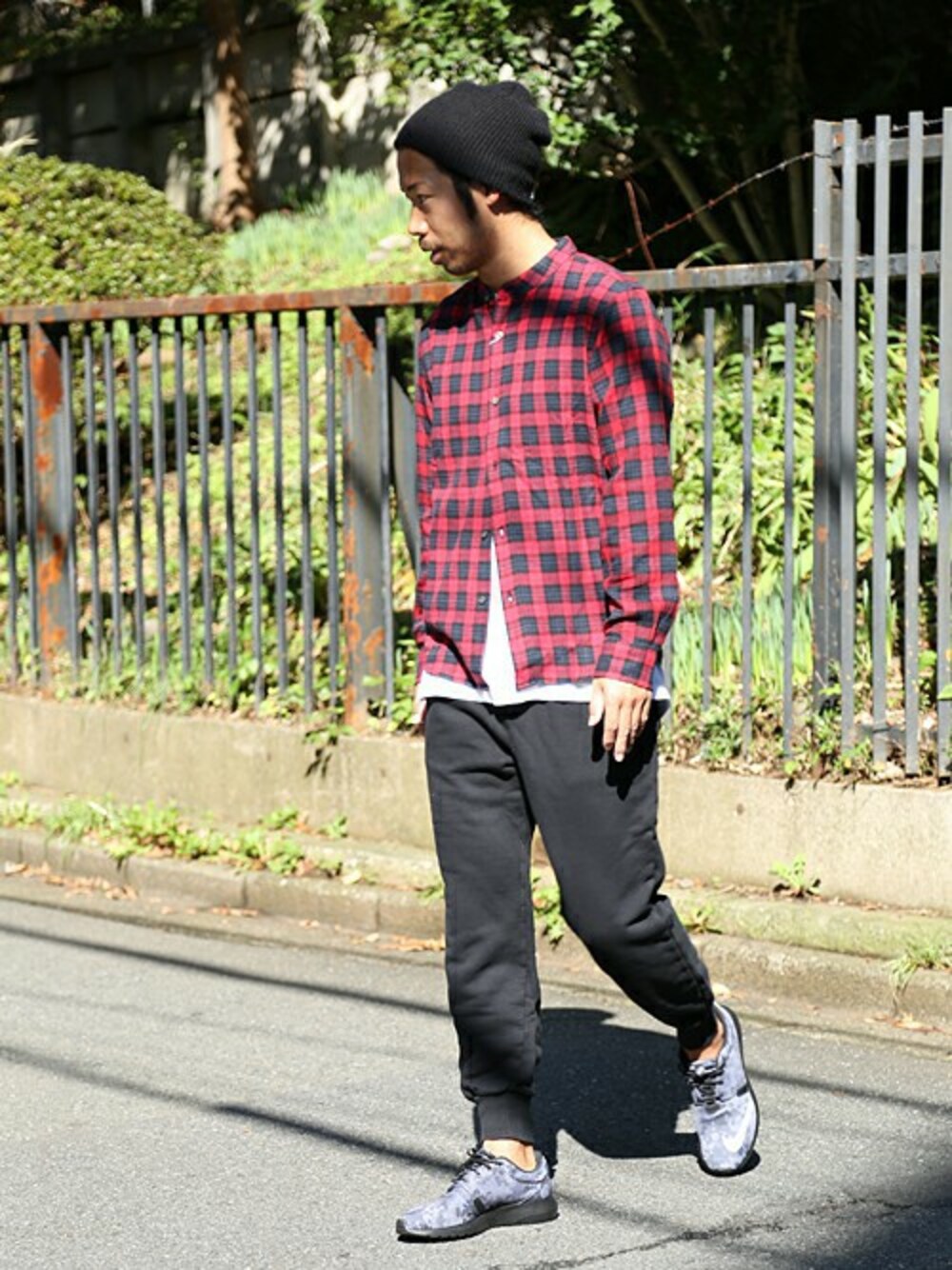 「スウェットパンツ、チェックシャツ、ネルシャツ、バンドカラーシャツ」｜「And Aの｜クライミングEASYスウェットPANTS（その他パンツ、ブラック系）」を使った、Kameさん（メンズ・177cm）の秋コーディネートの1枚目の写真