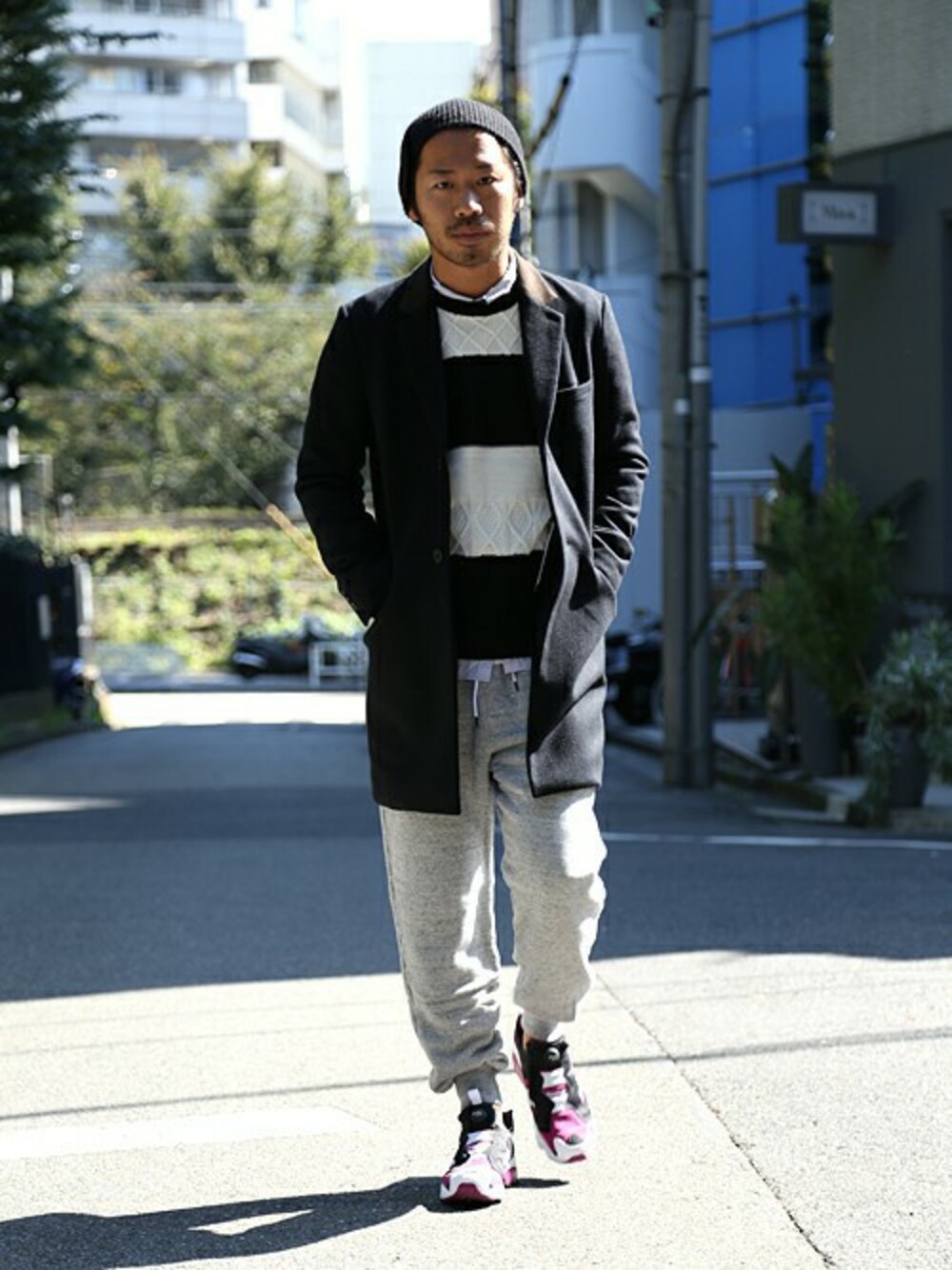 「スウェットパンツ、チェスターコート、reebok、ボーダーニット、Champion別注」｜「And Aの｜WOOL CHESTER COAT 2（チェスターコート、ブラック系）」を使った、Kameさん（メンズ・177cm）の秋コーディネートの1枚目の写真
