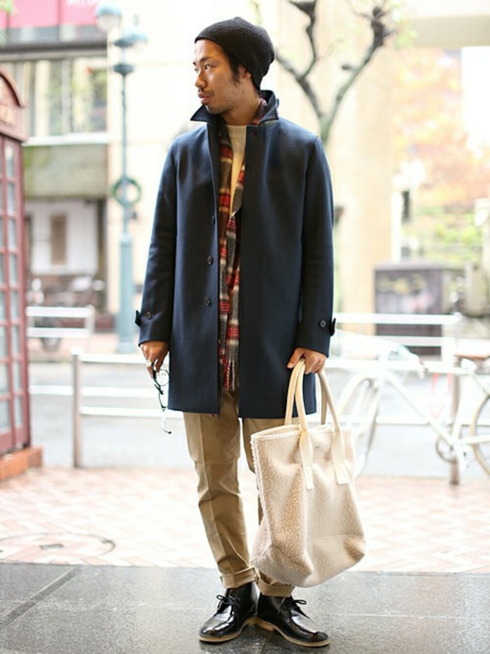 「トートバッグ、ステンカラーコート、チノパン、スラックス、チェックストール、トラウザーパンツ、メルトンコート、clarks、デザートブーツ、Raincheetah」｜「And Aの｜MELTON SOUTIEN COLLAR COAT（ステンカラーコート、ブルー系）」を使った、Kameさん（メンズ・177cm）の冬コーディネートの1枚目の写真