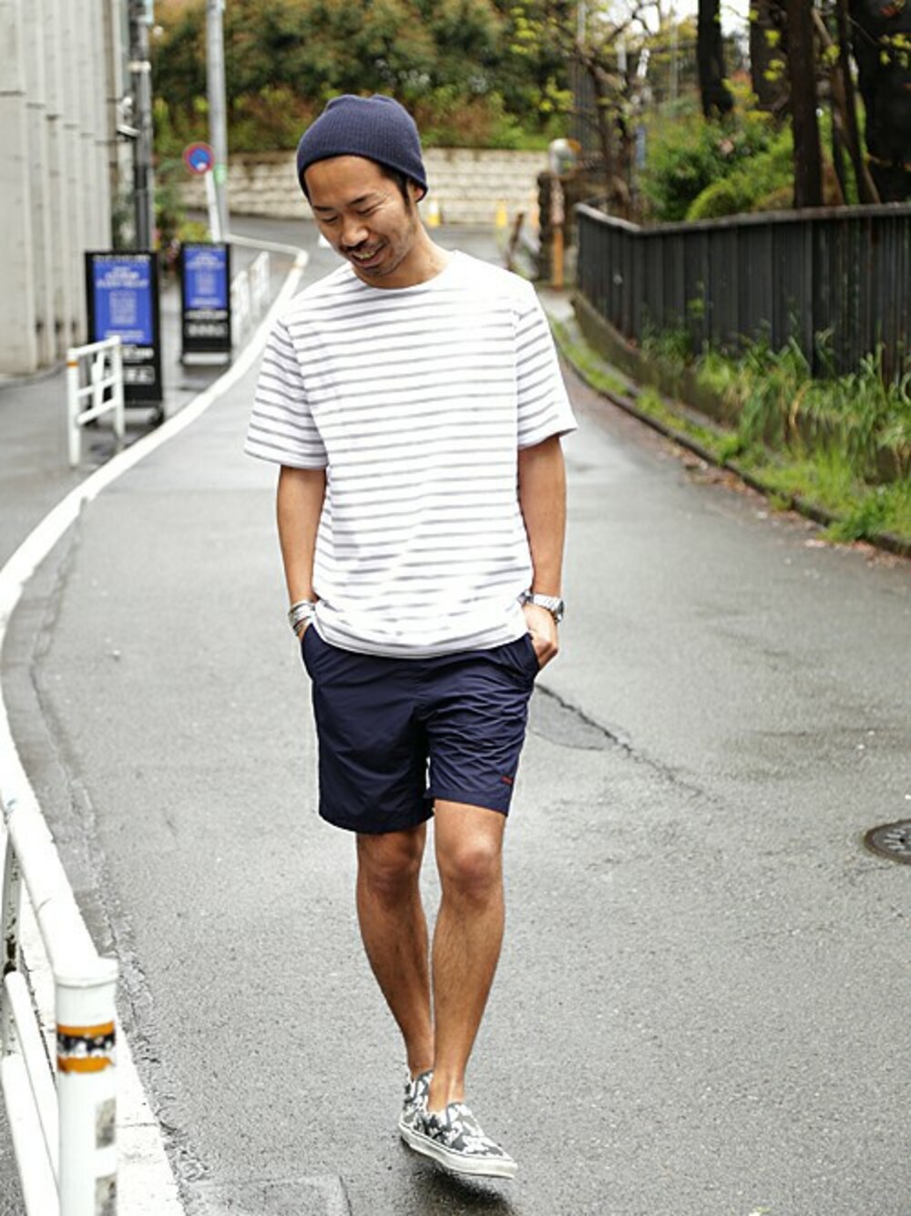 「ショートパンツ、別注、orcival、ボーダートップス、GRAMICCI」｜「ORCIVALのコットンロードフレンチワイドTシャツ (ORCIVAL)（Tシャツ/カットソー、グレー系）」を使った、Kameさん（メンズ・177cm）の春コーディネートの1枚目の写真