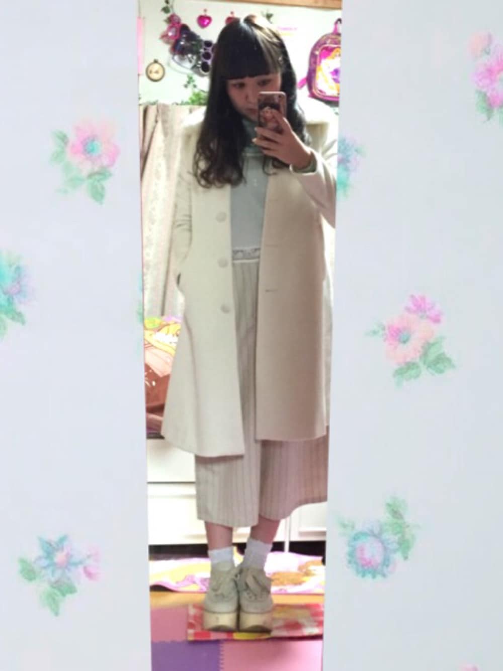 ホワイト系のテーラードジャケット、ベージュ系のその他パンツ、ホワイト系のアンダーウェアを着用したレディースの冬コーディネートの1枚目の写真