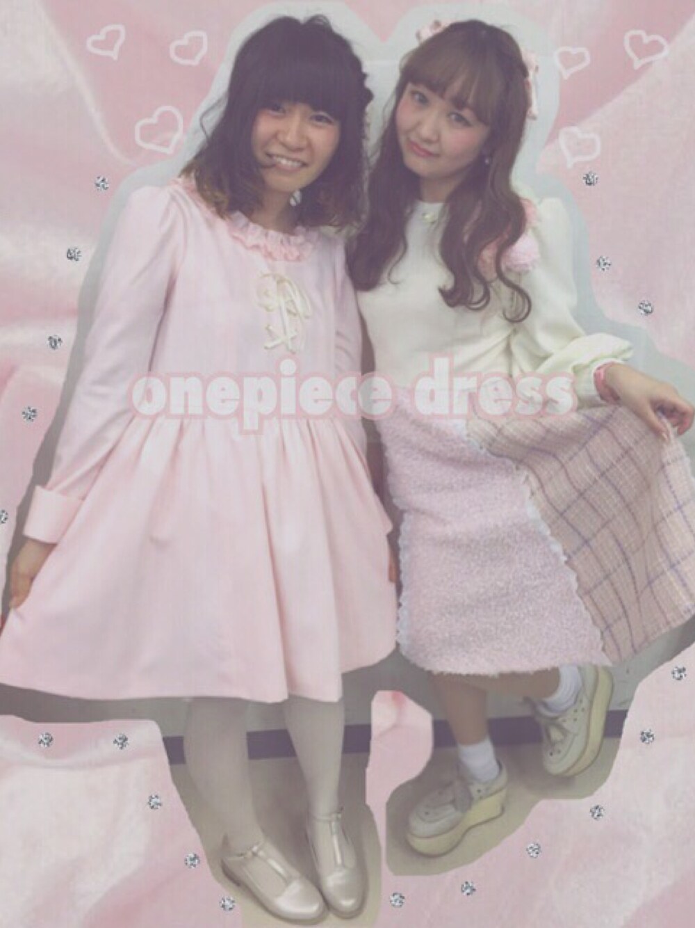 ピンク系のワンピース、ピンク系のワンピースを着用したレディースの冬コーディネートの1枚目の写真