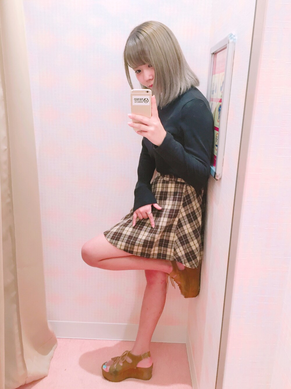 ブラック系のシャツ/ブラウス、ブラウン系のスカート、ブラウン系のサンダルを着用したレディースの秋コーディネートの1枚目の写真