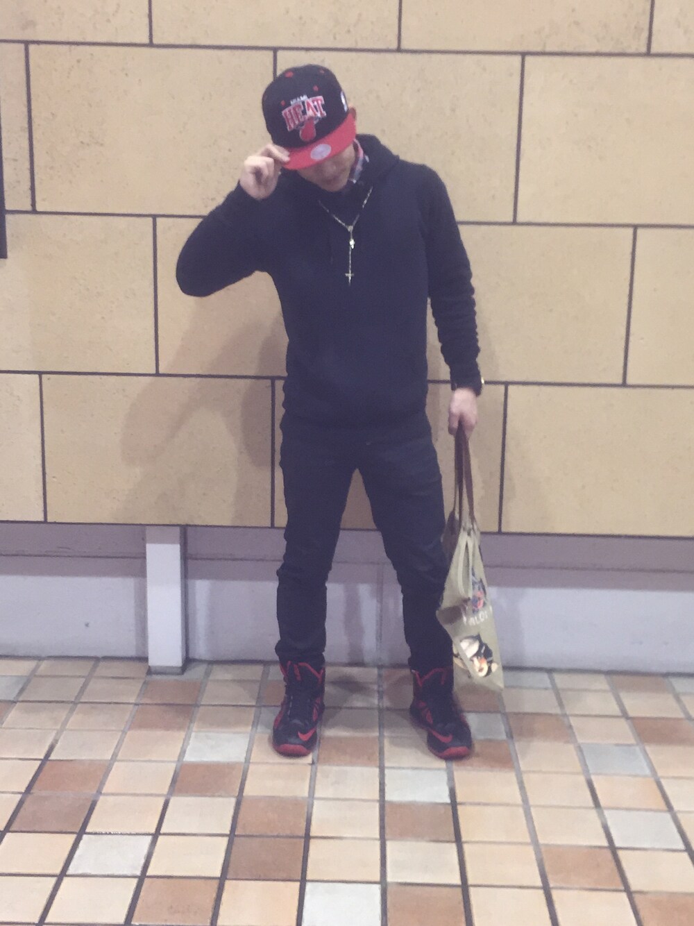 「レブロン、赤×黒、プルオーバーパーカー」｜「UNIQLOのアイテム（Tシャツ/カットソー、レッド系）」を使った、崚雅さん（メンズ・60cm）の春コーディネートの1枚目の写真